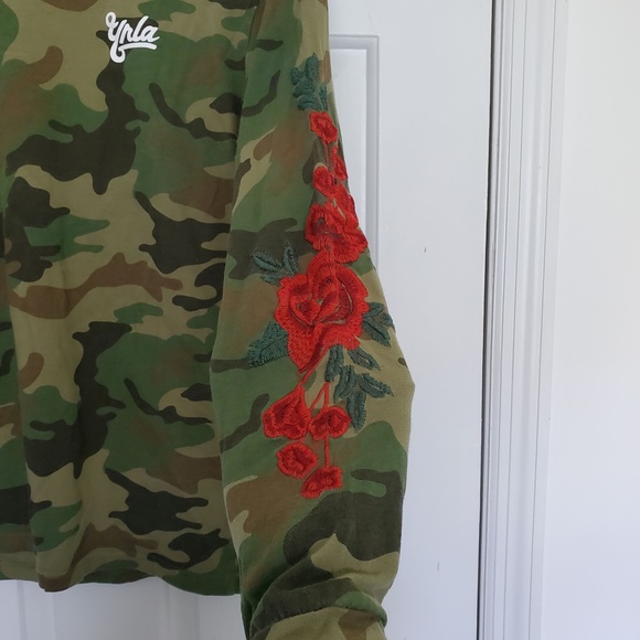 3for$25 YRLA Young and Reckless camo long sleeve rose embroidered shirt flowers - Picture 2 of 7